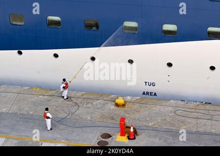 Corfou, Grèce - juin 2022 : équipage d'un bateau de croisière Marella utilisant un équipement de lavage à jet haute puissance pour nettoyer le côté du bateau Banque D'Images