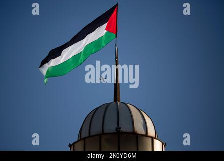 Un drone militaire produit par les Brigades Al-Qassam, l’aile militaire du Hamas, survole les participants palestiniens lors d’un rassemblement au port maritime de la ville de Gaza, dans lequel ils exigent leur droit de recevoir du gaz d’un champ maritime au large d’Israël et l’ouverture des postes frontaliers. Les Palestiniens ont organisé un grand rassemblement dans le port maritime de Gaza demandant à Israël et à la communauté internationale de reconnaître les droits des Palestiniens au gaz dans la mer Méditerranée et de demander l'ouverture d'un passage maritime de la bande de Gaza vers le monde extérieur. Banque D'Images