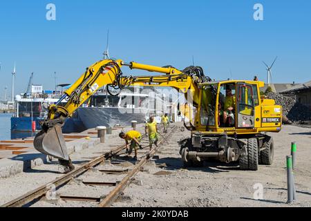 Anvers, Belgique - août 2022 : excaveur mécanique travaillant sur un chantier de construction le long d'un des ports de la ville Banque D'Images