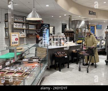 Stockholm, Suède. 14th septembre 2022. Les gens magasinent dans un supermarché à Stockholm, en Suède, le 14 septembre 2022. Le taux d'inflation de la Suède a atteint un nouveau sommet de trois décennies en août, selon les statistiques officielles publiées mercredi. L'inflation à 12 mois du FPIF (indice des prix à la consommation avec taux d'intérêt fixe) a atteint 9 pour cent en août, contre 8 pour cent en juillet, a déclaré Statistique Suède. Crédit : He Miao/Xinhua/Alay Live News Banque D'Images