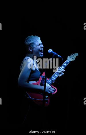 Porridge radio (chanteur, auteur-compositeur et guitariste en chef Dana Margolin en photo) joue à la fin du Road Festival 2021 Banque D'Images