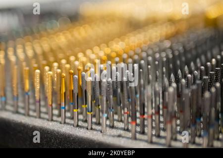Jeu de fraises en carbure dentaire, outils dentaires, équipement en rangée Banque D'Images