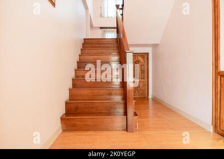 Escalier en bois dans une maison moderne. Architecture d'escalier design intérieur contemporain. Banque D'Images