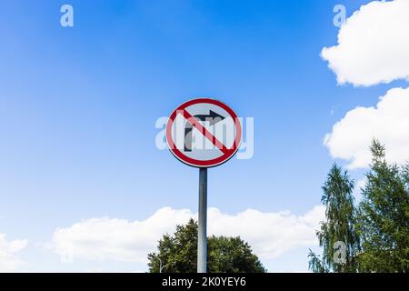 Pas de virage à droite avec un fond ciel nuageux. Panneau de signalisation ne tournez pas à droite Banque D'Images