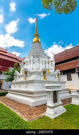 Pagode blanche près du temple de Wat Chedi Luang, ville de Chiang Mai, Thaïlande. Religion ancien bâtiment près du temple principal. Banque D'Images