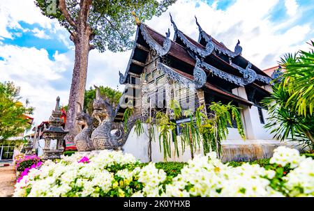 Vihara de Liang pu Mun dans la ville de Chiang Mai, Thaïlande. Ancien bâtiment religieux, lieu spirituel. Grande statue de serpent avant le temple. La maison est placée n Banque D'Images