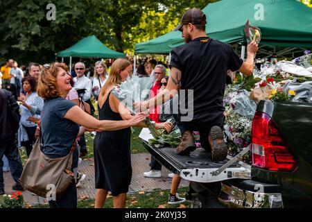 Les membres du public aident le personnel de Parcs à rendre des hommages floraux à la reine Elizabeth II après sa mort, Green Park, Londres, dimanche 11 septembre 2022 Banque D'Images