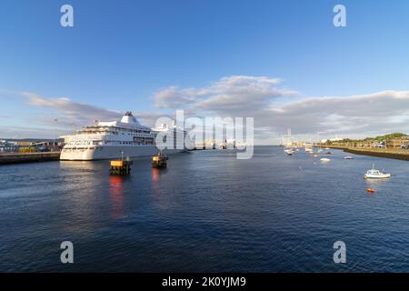 Le paquebot de croisière Silver Whisper s'amarrer près du terminal 3 du port de Dublin, en Irlande. Banque D'Images