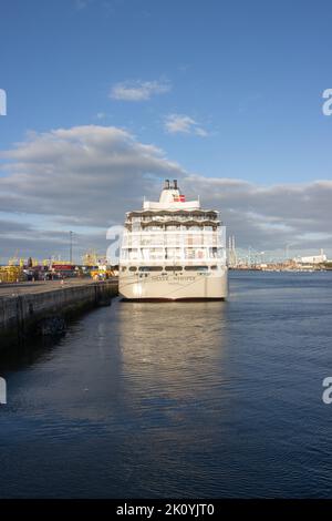 Un cliché vertical du paquebot de croisière Silver Whisper qui se trouve à l'amarrage du terminal 3 du port de Dublin, en Irlande. Banque D'Images