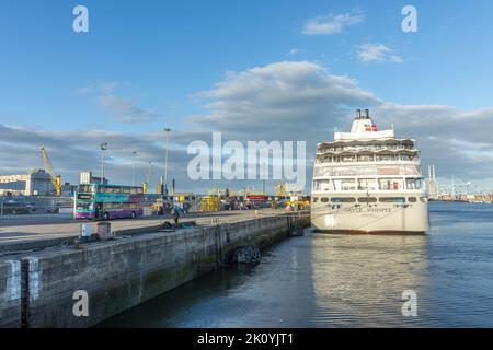 Le paquebot de croisière Silver Whisper amarrer au terminal 3 du port de Dublin, en Irlande. Banque D'Images