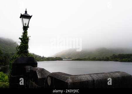 Polacappul Lough est un lac dans le comté de Galway. Polacappul Lough est situé à l'ouest de Kylemore Lough, et au nord-ouest de Benbaun. Pittoresque en Irlande. Banque D'Images