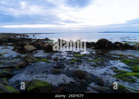 Vue sur l'océan Atlantique Nord depuis les plages d'Irlande près de la ville de Galway le matin, l'heure d'or et l'heure bleue. Banque D'Images