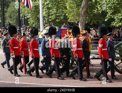 Londres, Royaume-Uni. 13th septembre 2022. Le cercueil de la reine Elizabeth II s'est tiré sur un chariot d'armes de la troupe du roi Royal Horse Artillery le long du Mall devant une assiduée. Crédit : John Patrick Fletcher/Alamy Live News/Alamy Live News Banque D'Images