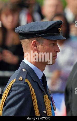 Le prince de Galles suit le cercueil de la reine Elizabeth II, drapé dans l'étalon royal avec la couronne d'État impériale placée au-dessus, comme il a porté sur un chariot à canon tiré par des chevaux de la troupe du roi Royal Horse Artillery, pendant la procession cérémonielle de Buckingham Palace à Westminster Hall, Londres, Où il sera dans l'état avant ses funérailles lundi. Date de la photo: Mercredi 14 septembre 2022. Banque D'Images