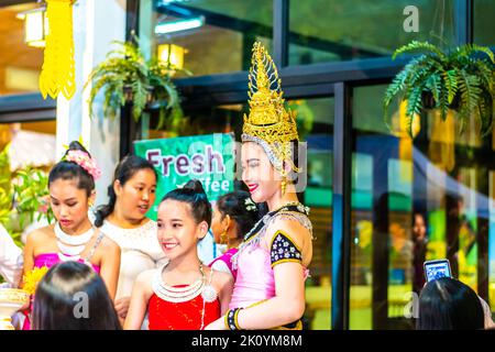 CHIANG MAI, THAÏLANDE - 3.11.2019: L'artiste thaïlandais interprète la danse traditionnelle dans la ville de Chiang Mai pendant le marché de nuit. Banque D'Images