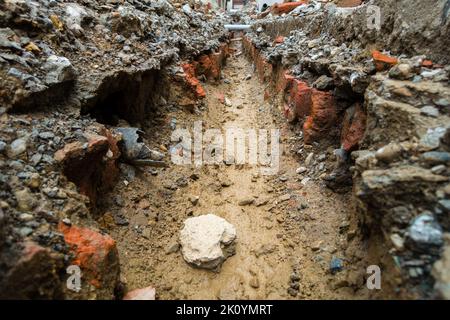 23 mai 2022, Dehradun ville Inde. Excavation de tranchées dans les rues pour la pose de conduites d'eau potable dans la ville. Banque D'Images