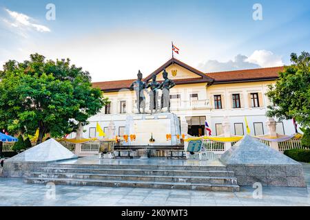 CHIANG MAI, THAÏLANDE - 3.11.2019: Hôtel de ville de Chiang Mai avec statue de trois rois pendant un beau coucher de soleil magique. Sculpture ancienne, spirituelle thaïlandaise Banque D'Images