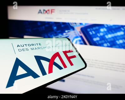 Smartphone avec logo du régulateur français Autorité des marches financiers (AMF) à l'écran devant le site. Concentrez-vous sur le centre de l'écran du téléphone. Banque D'Images