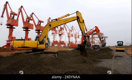 Qinzhou. 8th août 2009. La photo du dossier prise le 8 août 2009 montre le chantier de construction d'un quai au port de Qinzhou à Qinzhou, dans la région autonome de Guangxi Zhuang, dans le sud de la Chine. Après 30 ans de développement, le port de Qinzhou a été construit en un terminal international intermodal de transport maritime à conteneurs, exploitant plus de 60 itinéraires de service à conteneurs avec une connexion à plus de 200 ports dans plus de 100 pays et régions du monde. Credit: Zhang Ailin/Xinhua/Alamy Live News Banque D'Images