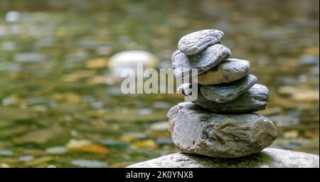 Galets d'équilibrage de la pile de pierres de rivière. Concept tranquille. Arrière-plan flou Banque D'Images