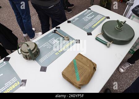 Samedi, les gardes de vie et les forces armées de Kungsängen, Stockholm, en Suède, ont ouvert leurs portes au public. Au cours de la journée, le public pourrait, entre autres choses, rencontrer des spécialistes pour le combat dans les forêts et les environnements urbains, regarder l'équipement, défier leur propre force et voir une exposition militaire. The Life Guards (Suédois : Livgardet, désignation LG) est un régiment combiné de cavalerie et d'infanterie de l'armée suédoise. Ses responsabilités comprennent la défense de Stockholm ainsi que la garde royale d'honneur pour le Roi de Suède et le Palais de Stockholm. Banque D'Images