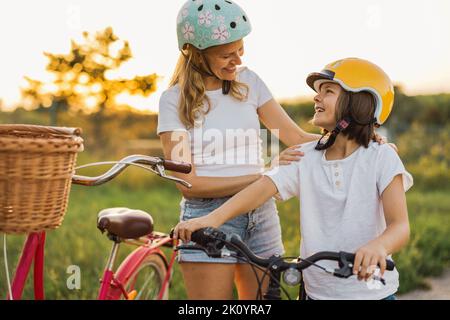 Mère et fils qui profitent d'un voyage en vélo ensemble Banque D'Images