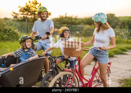 Bonne famille à vélo dans la campagne Banque D'Images