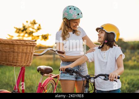 Mère et fils qui profitent d'un voyage en vélo ensemble Banque D'Images