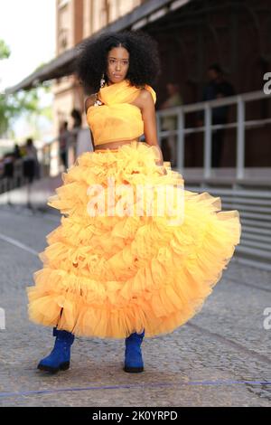 Madrid, Espagne. 14th septembre 2022. Un modèle marche la piste en portant une création de María Lafuente présentation de la nouvelle collection de la Mercedes-Benz Fashion week Madrid. Crédit : SOPA Images Limited/Alamy Live News Banque D'Images