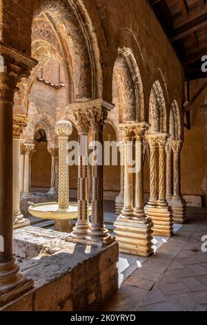 Monreale, Italie - 8 juillet 2020 : cloître de la cathédrale de Monreale (chiostro del duomo di Monreale), Sicile, Italie Banque D'Images