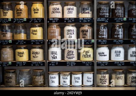 Madrid, Espagne. 14th septembre 2022. Différents types de farine et de céréales sont présentés dans des bocaux dans un magasin alimentaire. La sécheresse, les intempéries et les températures élevées, ainsi que la situation de guerre en Ukraine, menacent une hausse du prix des matières premières agricoles. Les principales céréales et légumineuses indiquent une augmentation de plus de 10% selon plusieurs associations d'agriculteurs. Credit: Marcos del Mazo/Alay Live News Banque D'Images