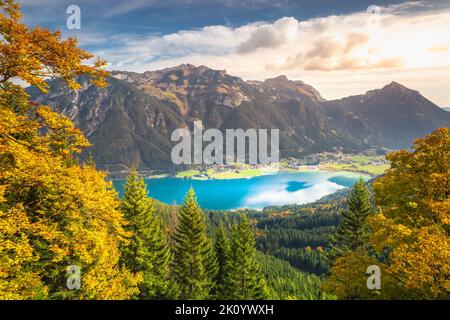 Turquoise Achensee lac près d'Innsbruck à l'automne paisible, Tyrol , Autriche Banque D'Images