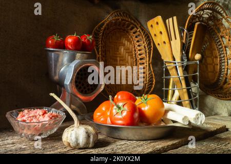 Toujours la vie avec des légumes et des ustensiles de cuisine. Nourriture sur fond sombre. Préparation d'assaisonnement épicé Banque D'Images