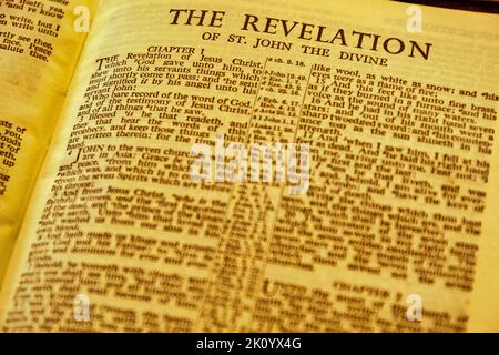 Gros plan de la page antique de la Sainte Bible, faible profondeur de champ avec foyer sur le titre de chapitre, la Révélation Banque D'Images
