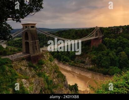 Doux coucher de soleil aux couleurs derrière le pont suspendu de Clifton emblématique au-dessus de la rivière Avon à Bristol. Banque D'Images