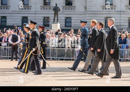 Horse Guards Parade, Londres, Royaume-Uni. 14th septembre 2022. Le cortège qui emmenera sa Majesté la reine Elizabeth II du palais de Buckingham au palais de Westminster, où elle sera dans l'État jusqu'à ses funérailles de lundi, passe par la parade des gardes à cheval. Les derniers enfants de Queens, Kings Charles III, la princesse Anne, le prince Andrew et le prince Edward, et les petits-fils aîné, le prince William, le prince Harry et Peter Philips. Amanda Rose/Alamy Live News Banque D'Images