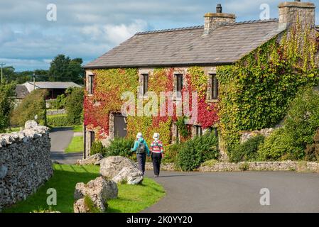 Arnside, Milnthorpe, Cumbria, Royaume-Uni. 14th septembre 2022. Marcheurs au petit hameau de Far Arnside, South Lakeland, Cumbria, en admirant la vriche de Boston, sur cette maison, en prenant ses couleurs d'automne. Crédit : John Eveson/Alamy Live News Banque D'Images