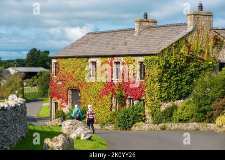 Arnside, Milnthorpe, Cumbria, Royaume-Uni. 14th septembre 2022. Marcheurs au petit hameau de Far Arnside, South Lakeland, Cumbria, en admirant la vriche de Boston, sur cette maison, en prenant ses couleurs d'automne. Crédit : John Eveson/Alamy Live News Banque D'Images