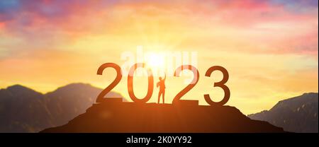 2023. Nouvel an 2023, Nouveau message de motivation de départ. L'homme rencontre l'aube en montagne pour le nouvel an 2023. Inspiration de motivation New Start Banque D'Images
