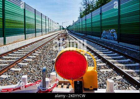 Berlin, Allemagne - 4 septembre 2022: Témoin d'avertissement sur une barrière devant le chantier de construction d'une nouvelle ligne de chemin de fer. Banque D'Images