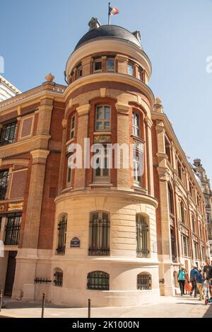 Paris, France. Août 2022. Bel immeuble d'appartements à côté de notre Dame à Paris. Photo de haute qualité Banque D'Images