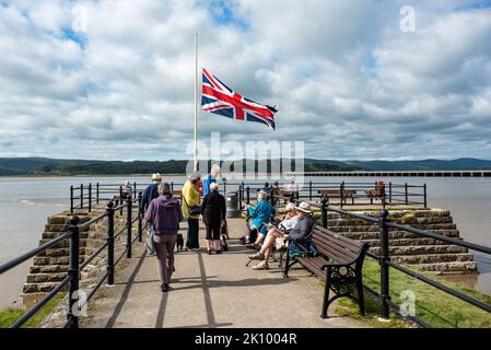 Deuil de la reine Elizabeth II, Arnside, Milnthorpe, Cumbria, Royaume-Uni drapeau de l'Union à mi-mât sur la jetée à Arnside, Milnthorpe, Cumbria, Royaume-Uni crédit: John Eveson/Alay Live News Banque D'Images