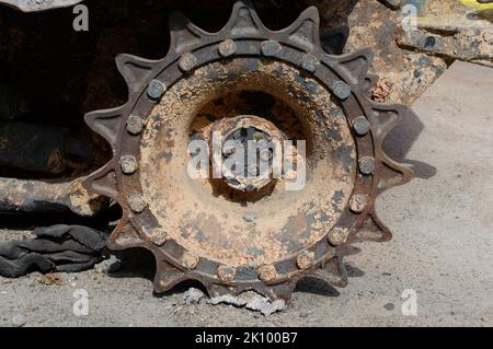 Pignon avant rouillé d'un réservoir. Réservoir russe cassé. Ukraine, Odessa pendant l'invasion. Vue rapprochée des montants latéraux du réservoir. Banque D'Images