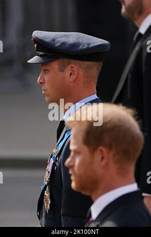 Le prince de Galles et le duc de Sussex se promèdent derrière le cercueil de la reine Elizabeth II, lors de la procession cérémonielle de Buckingham Palace à Westminster Hall, Londres, où il sera en état avant ses funérailles, lundi. Date de la photo: Mercredi 14 septembre 2022. Banque D'Images