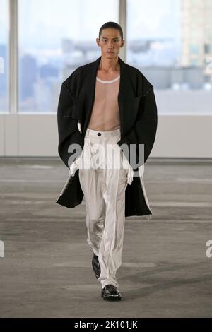 Un mannequin marche sur la piste au salon de mode Peter do lors du salon de mode des collections Printemps été 2023 à la New York Fashion week à New York, NY, sur 13 septembre 2022. (Photo de Jonas Gustavsson/Sipa USA) Banque D'Images