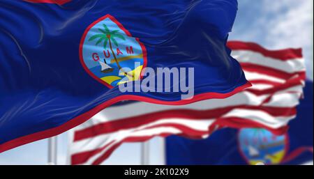 Drapeaux de Guam agitant dans le vent avec le drapeau américain un jour clair. Guam est un territoire organisé et non incorporé des États-Unis dans le Micronesi Banque D'Images