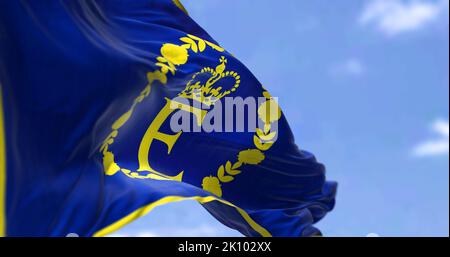 Le drapeau personnel de la reine Elizabeth II volant dans le vent. Tradition et monarchie britannique Banque D'Images