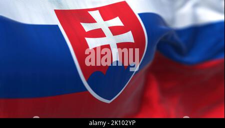 Vue rapprochée du drapeau national de la Slovaquie qui agite dans le vent. La Slovaquie est un pays enclavé d'Europe centrale. Arrière-plan texturé en tissu. Sélectionnez Banque D'Images