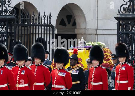 Londres, Royaume-Uni - 14th septembre 2022 le cercueil de la Reine traverse Horse Guards Arch jusqu'à Whitehall, transporté par une voiture à canon jusqu'à Westminster Hall, où elle sera dans l'état pendant quatre jours jusqu'à ses funérailles lundi. Credit: Nils Jorgensen/Alay Live News Banque D'Images