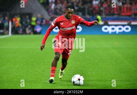 Ligue des champions de l'UEFA, BayArena Leverkusen, Bayer Leverkusen contre Atletico Madrid; Jeremie Frimpong Banque D'Images